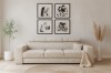 Gemütliches beige 3-Sitzer Sofa im hellen Wohnzimmer mit Familienfotos an der Wand.