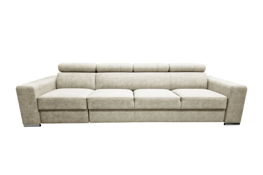 Großes 4-Sitzer Sofa in Hellbeige mit Kopfstützen, isoliert auf weißem Hintergrund.