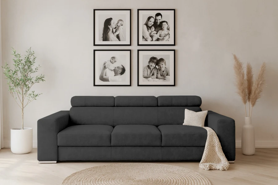 Gemütliches dunkelgraues Sofa mit Dekokissen in wohnlicher Atmosphäre.