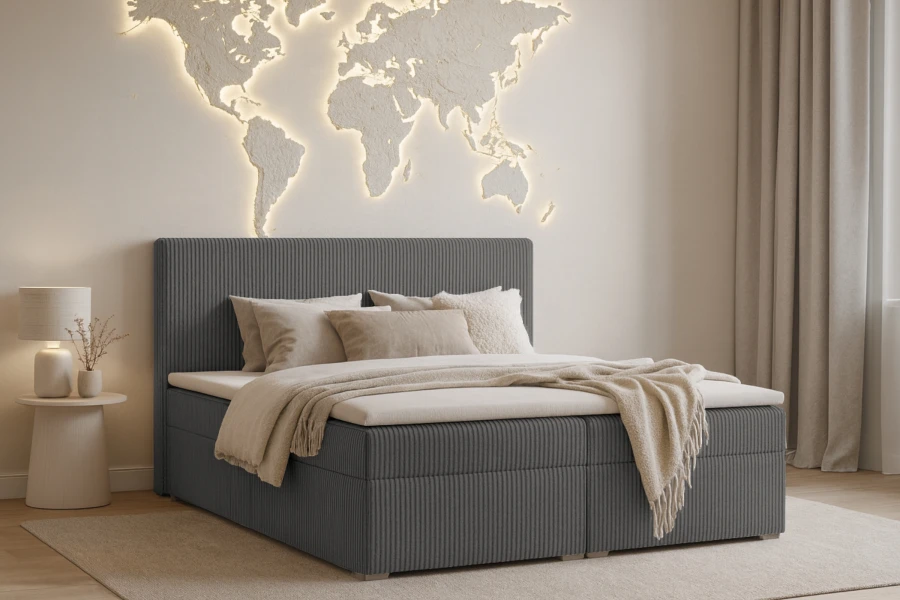 Gemütlich eingerichtetes Schlafzimmer mit Loft IV Boxspringbett und dekorativer Weltkarten-Wandleuchte.