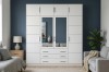 Grote witte slaapkamerkast met spiegeldeuren, veel vakken en laden in modern design.