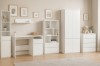 Weiße Kinderzimmermöbel Set bestehend aus Schreibtisch, Standregalen, Kommode und Kleiderschrank.