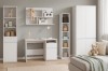 Lichte kindermeubels in wit: bureau, wandplank met panda-boxen, hoge kasten en kledingkast.