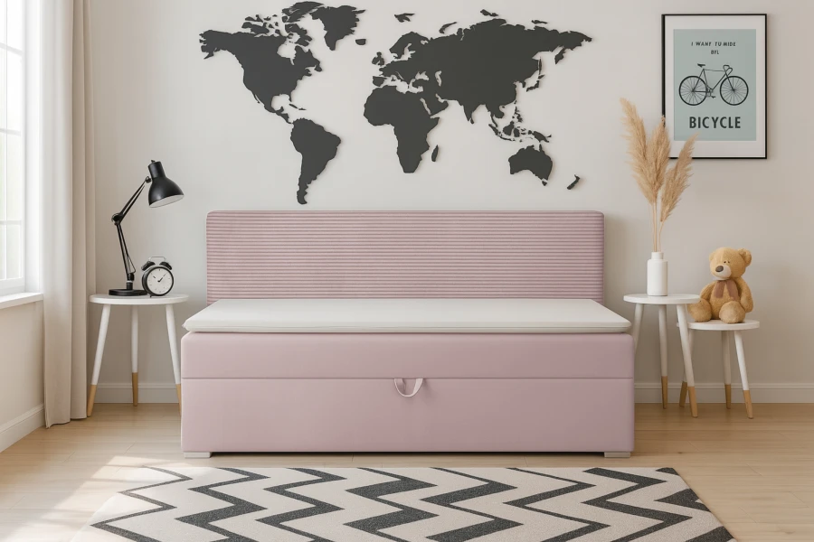 Gemütliches Kinderzimmer mit rosa Funktionsbett, Weltkarte-Wanddeko und hellem Parkettboden.