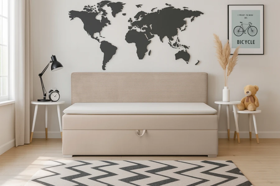 Modernes Kinderzimmer mit beige MATI Sofa, Weltkarte als Wanddeko und gemütlicher Einrichtung.