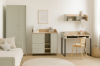 Stilvolles Kinderzimmer in Salbeigrün mit Kleiderschrank, Sideboard und Schreibtisch mit Holzstuhl.