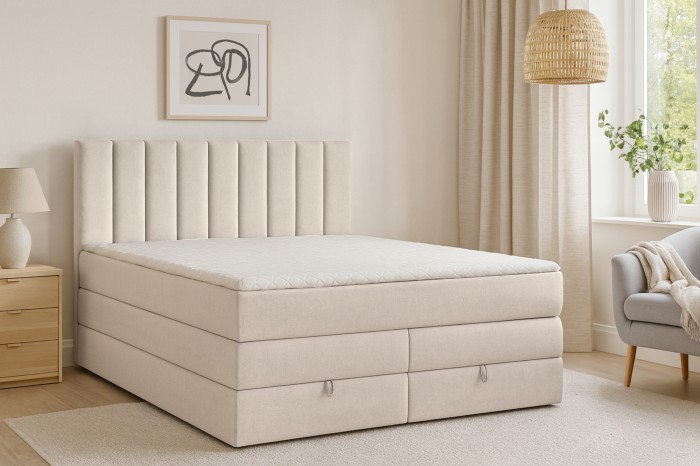 Gemütliches beiges Boxspringbett in einem hellen Schlafzimmer mit stilvoller Einrichtung.