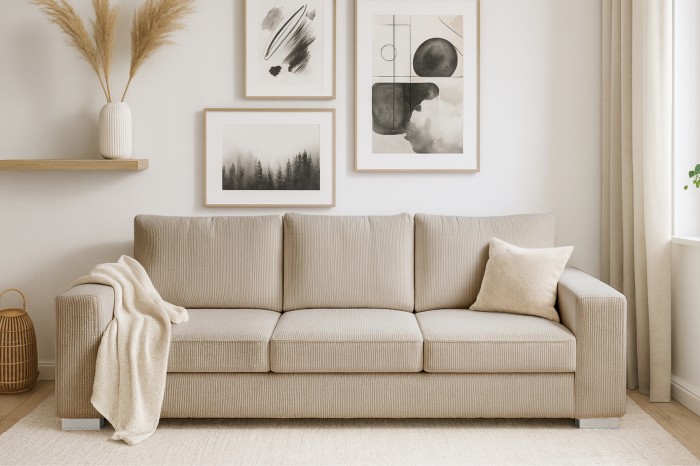 Beiges Cord-Sofa in einem modernen Wohnzimmer mit minimalistischer Dekoration.