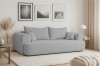 Hellgraues Stoffsofa in hellem Wohnzimmer mit skandinavischer Dekoration und Teppich.