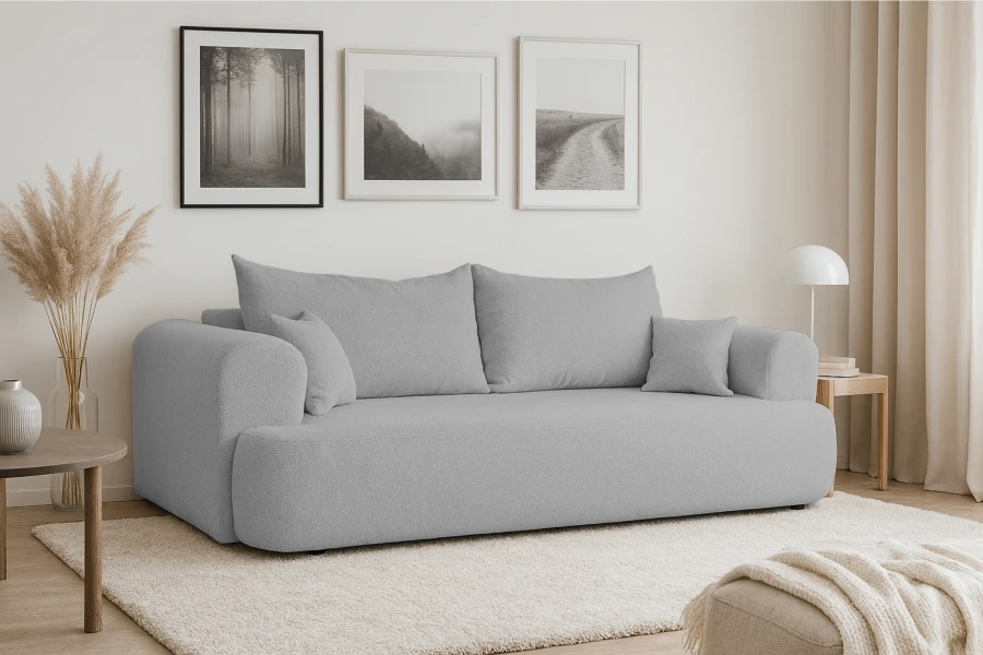 Hellgraues Stoffsofa in hellem Wohnzimmer mit skandinavischer Dekoration und Teppich.