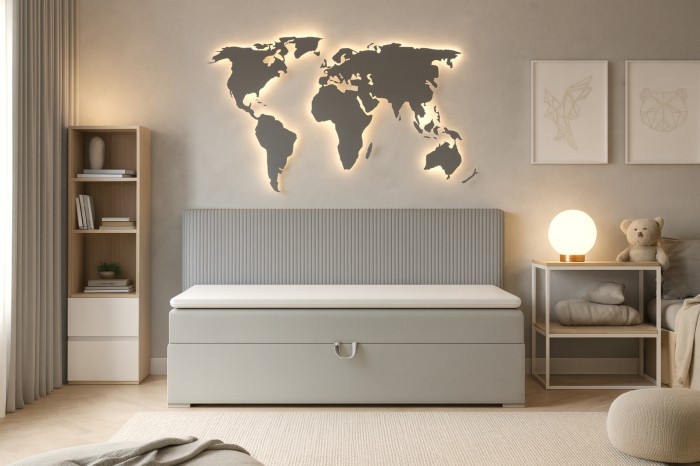 Modernes hellgraues Kindersofa mit Schlaffunktion und Weltkarte-Leuchte im Hintergrund.