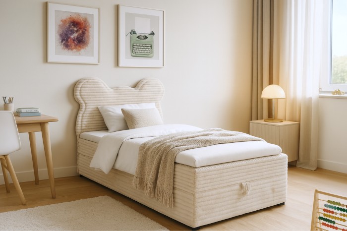 Beiges Kinder-Boxspringbett aus Cord mit Bären-Kopfteil im hellen, modernen Kinderzimmer.