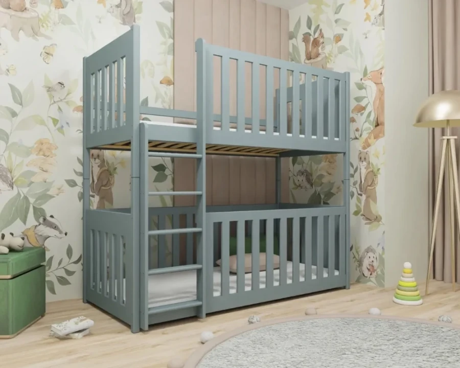 Salbeigrünes Etagenbett mit hohem Rausfallschutz in einem Kinderzimmer mit Waldtiere-Tapete.