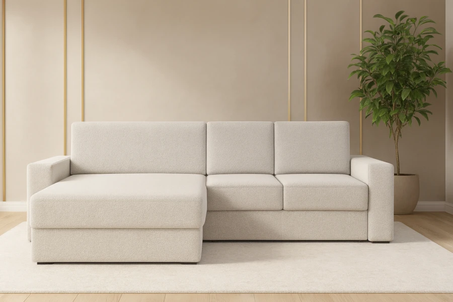Cremefarbenes L-Sofa im Wohnzimmer mit Pflanze und hellem Teppich.