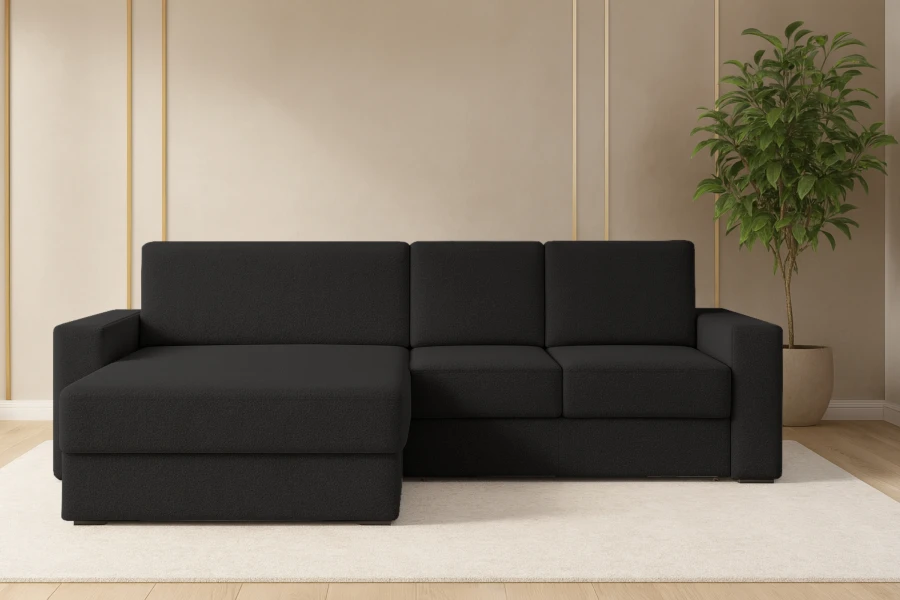 Ecksofa in Schwarz im stilvollen Wohnzimmer mit Teppich und Zimmerpflanze.