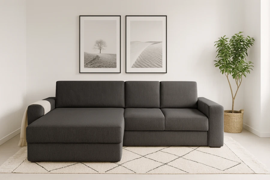 Modernes Ecksofa in Anthrazit mit Cordbezug im hellen Wohnzimmer.