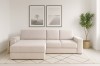 Gemütliches Wohnzimmer mit cremefarbenem Cord-Ecksofa und Dekoration.