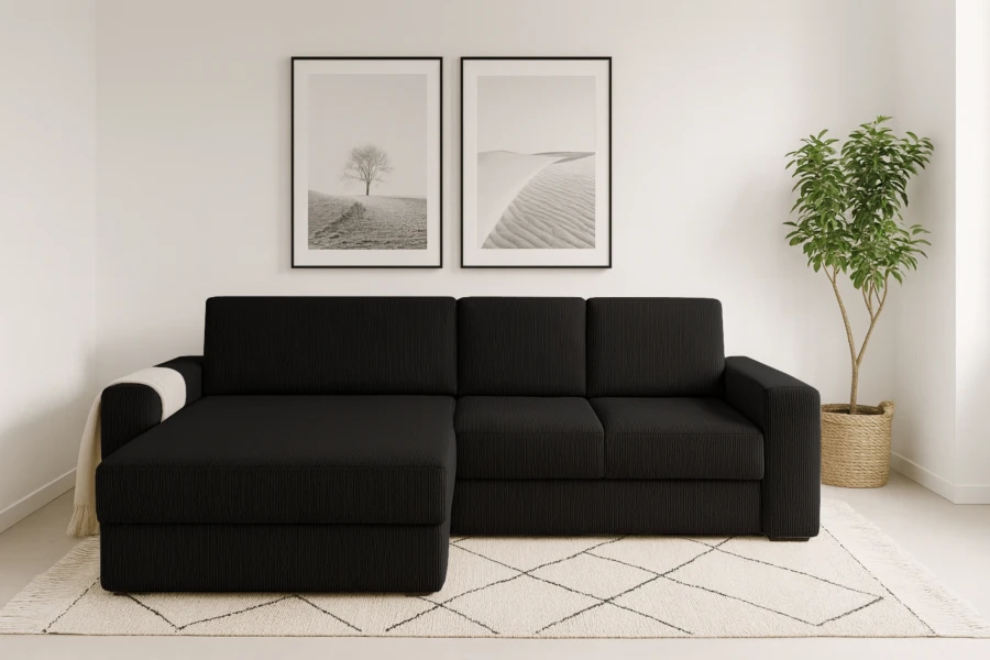 Elegantes schwarzes Ecksofa im minimalistischen Wohnzimmer.