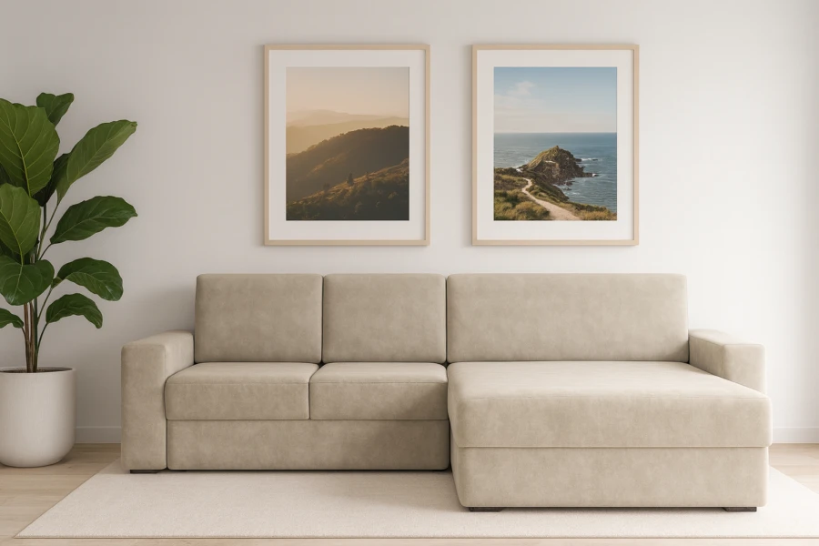 Gemütliches beige Ecksofa in hellem Wohnzimmer mit Natur-Dekor.