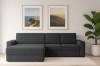 Dunkelgraues L-Sofa im Wohnzimmer-Ambiente mit Wanddekoration.