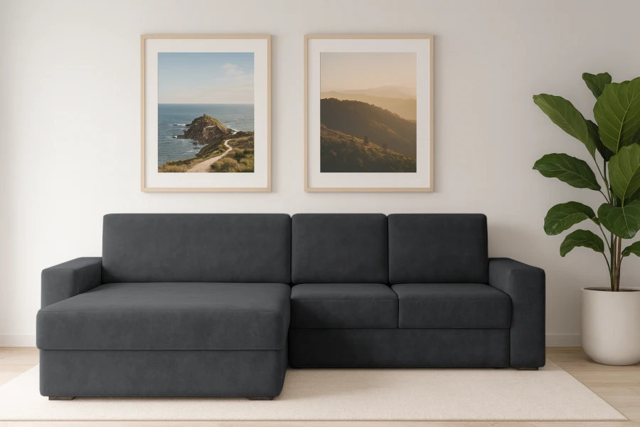 Dunkelgraues L-Sofa im Wohnzimmer-Ambiente mit Wanddekoration.
