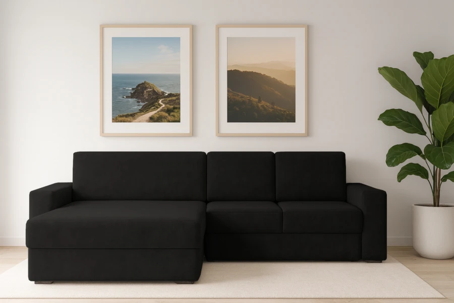 Schwarzes L-Sofa in stilvollem Wohnzimmer mit Wandbildern und Pflanzen