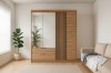 Holz-Kleiderschrank mit Spiegel und schwarzen Lamellen im Schlafzimmer