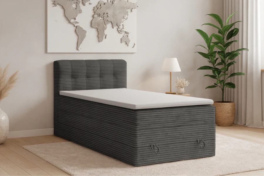Stilvolles Jugendzimmer mit grauem Boxspringbett, Weltkarte und Zimmerpflanze.