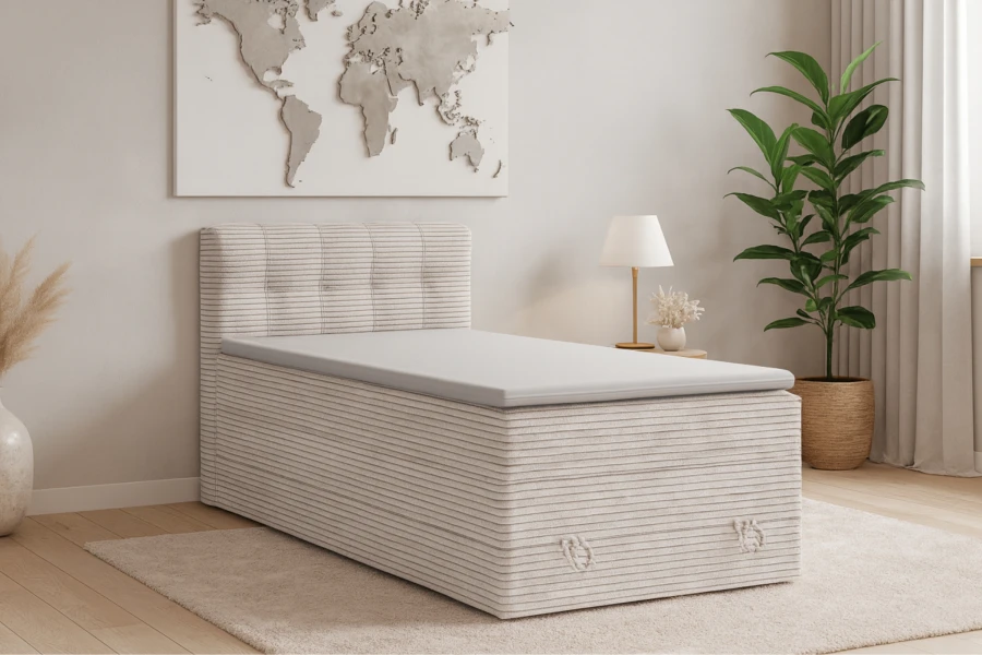 Beiges Cord-Boxspringbett im stilvoll eingerichteten Jugendzimmer mit Weltkarte.