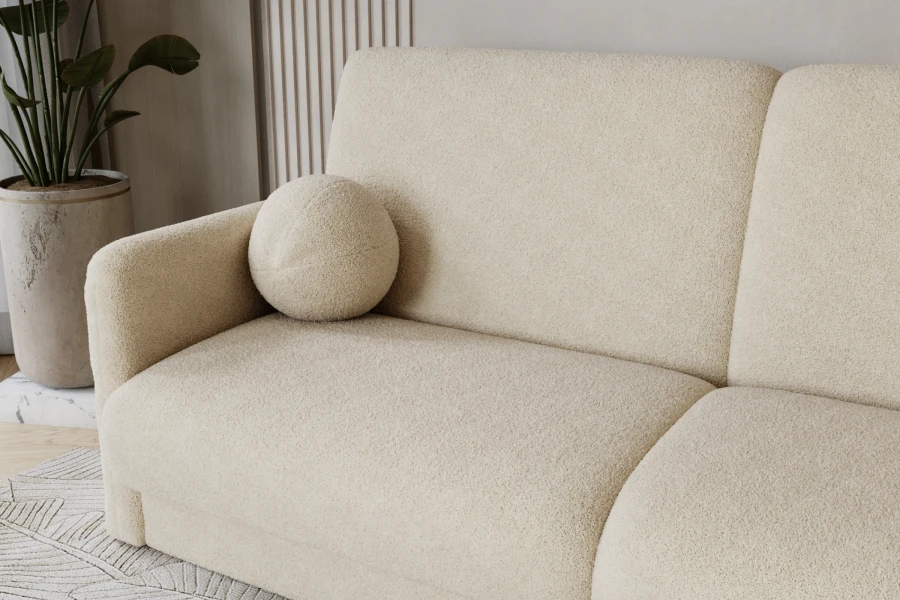 Nahaufnahme eines cremefarbenen Bouclé-Sofas mit rundem Dekokissen.