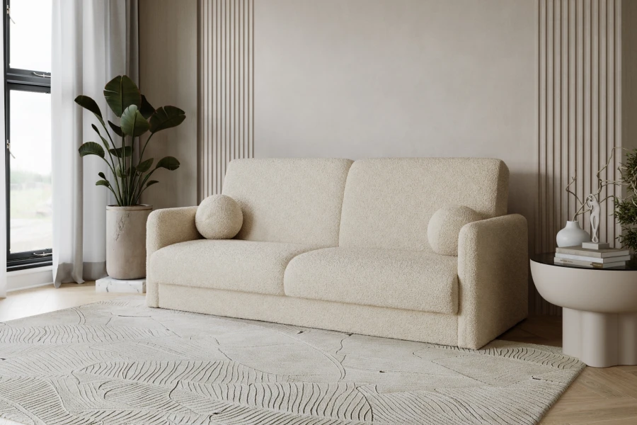 Elegantes cremeweißes Bouclé-Sofa mit runden Kissen und Zimmerpflanze.