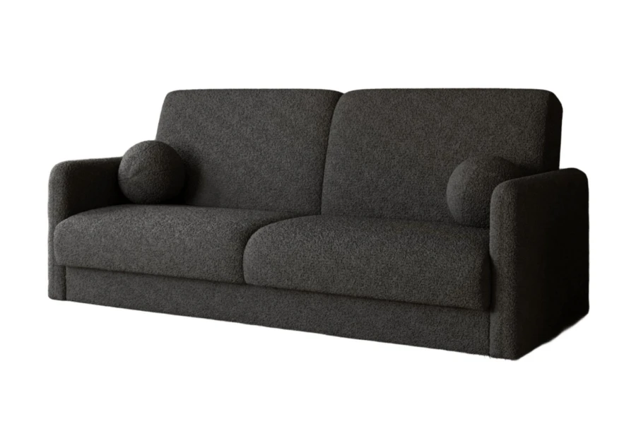 Anthrazitfarbenes Zweisitzer-Sofa aus Bouclé-Stoff mit runden Zierkissen vor weißem Hintergrund.