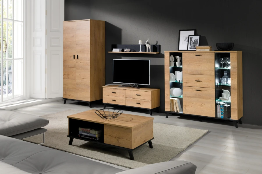 Wohnzimmer-Einrichtung in Eiche mit TV-Board, Vitrine und Couchtisch im modernen Stil.