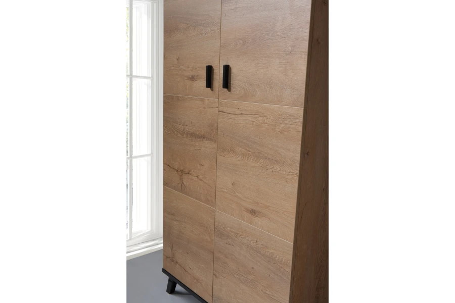 Detailansicht eines Holzschranks der Liam-Serie mit modernen schwarzen Metallgriffen.