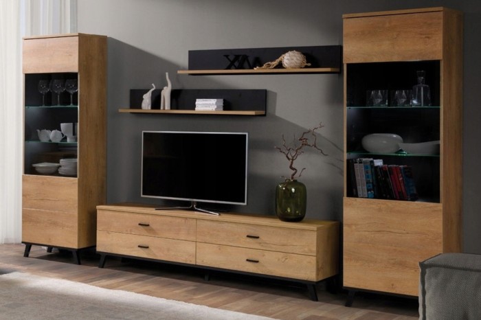 Komplettes Wohnwand-Set in Eichenoptik und Schwarz mit TV-Board, Vitrinen und Wandregalen.