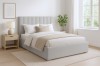 Modernes Schlafzimmer mit hellgrauem Polsterbett, hellem Nachttisch und Teppich
