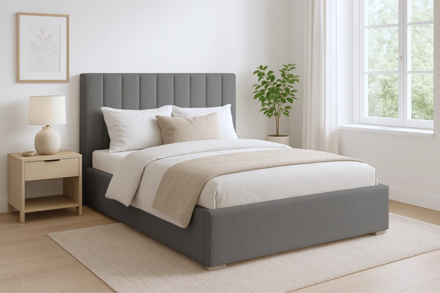 Stilvolles Schlafzimmer mit dunkelgrauem Polsterbett, Nachttischlampe und Pflanze
