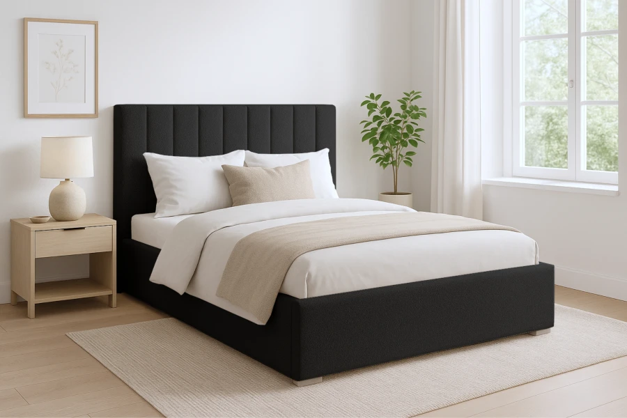 Stilvolles Schlafzimmer mit anthrazitfarbenem Polsterbett und hellem Teppich