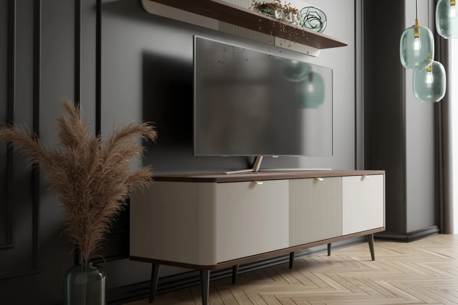 Elegantes TV-Lowboard in Beige und Holzoptik vor einer dunklen Paneelwand mit Dekoration.