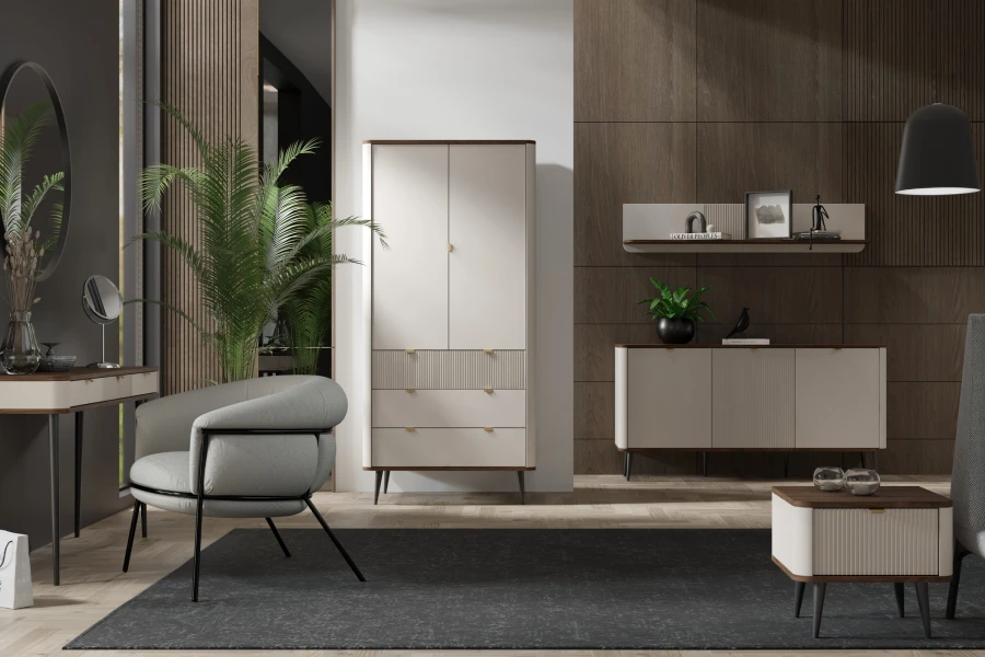 Modernes Raumkonzept mit cremeweißem Highboard, Sideboard und einem grauen Sessel in stilvollem Design.