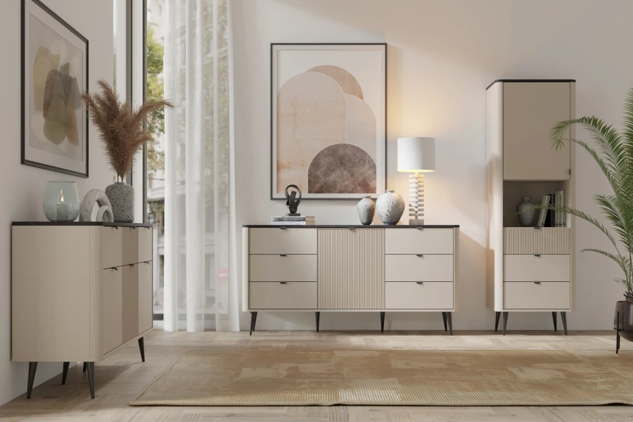 Modernes beige Sideboard und hoher Schrank im skandinavischen Stil mit abstrakter Kunst.