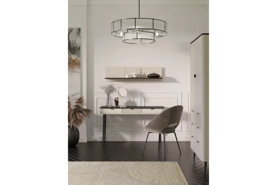 Moderner Schminktisch mit grauem Samtstuhl und elegantem Design-Kronleuchter im Schlafzimmer.