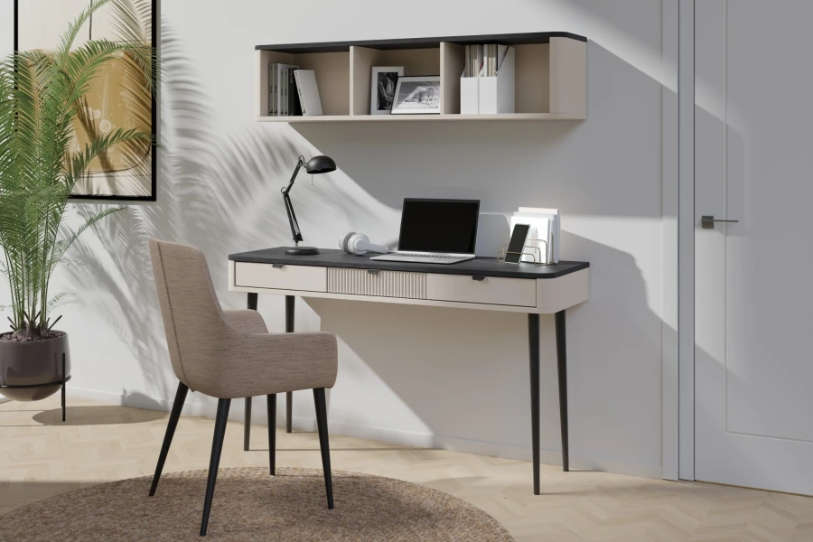 Moderner Schreibtisch und passendes Wandregal der Mily Kollektion für ein stilvolles Home Office.