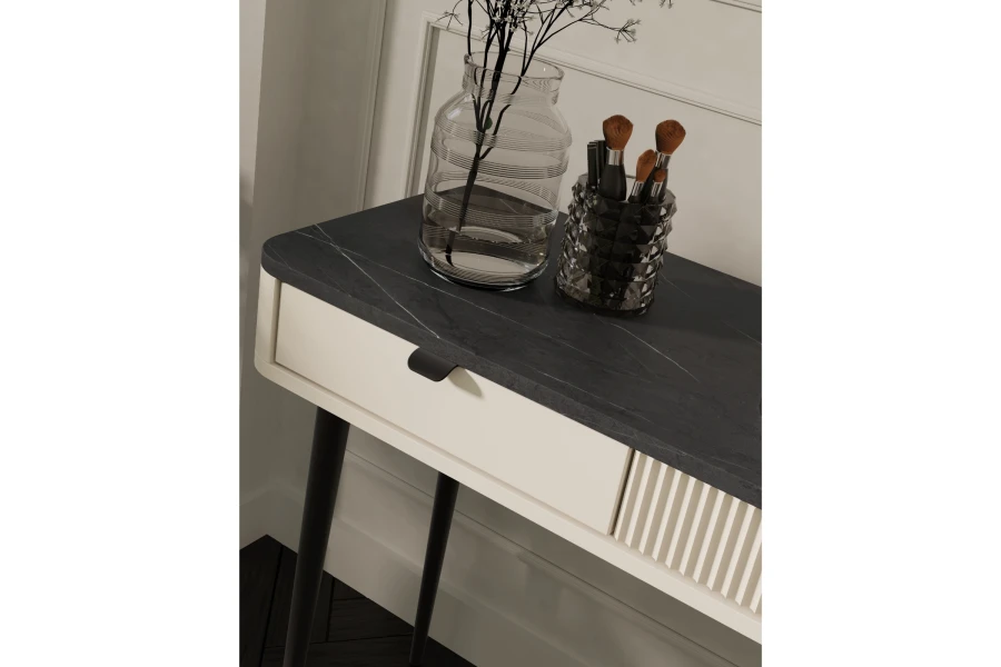 Modernes Konsolentisch-Detail mit dunkler Deckplatte, Riffelfront und Make-up Zubehör.