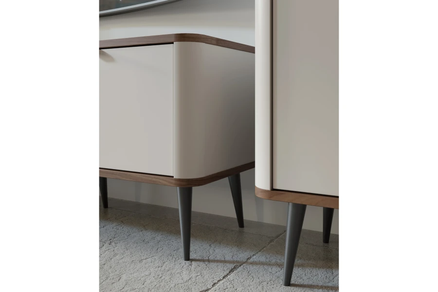 Nahaufnahme eines modernen Sideboards mit weißen Fronten, Holzdetails und schwarzen, konischen Beinen.