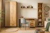 Wohnbeispiel für ein Arbeitszimmer mit Lami Möbeln, grauem Polsterstuhl und dekorativen Wohnaccessoires.