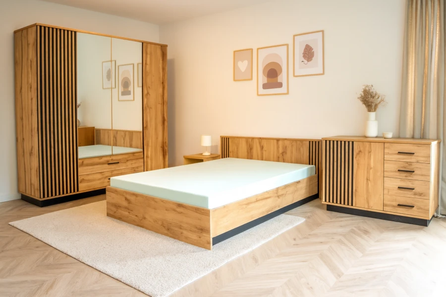 Hell gestaltetes Schlafzimmer mit LAMI Möbelset in Eiche, Wandbildern und weißem Teppich.