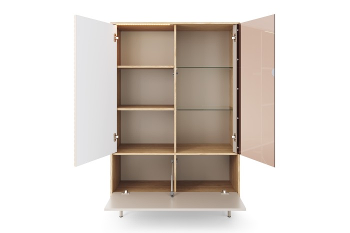 Geöffnetes Highboard zeigt den Stauraum mit Glasböden, Lamellentür und praktischer Klappfunktion unten.