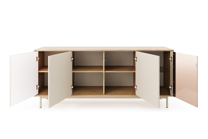 Geöffnetes Sideboard mit Einlegeböden aus Holz und viel Stauraum für das Wohnzimmer.