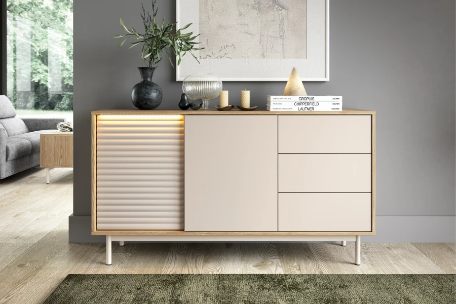Moderne Kommode Togy mit LED-Beleuchtung, Riffeloptik in Beige und Eiche-Dekor im Wohnzimmer.